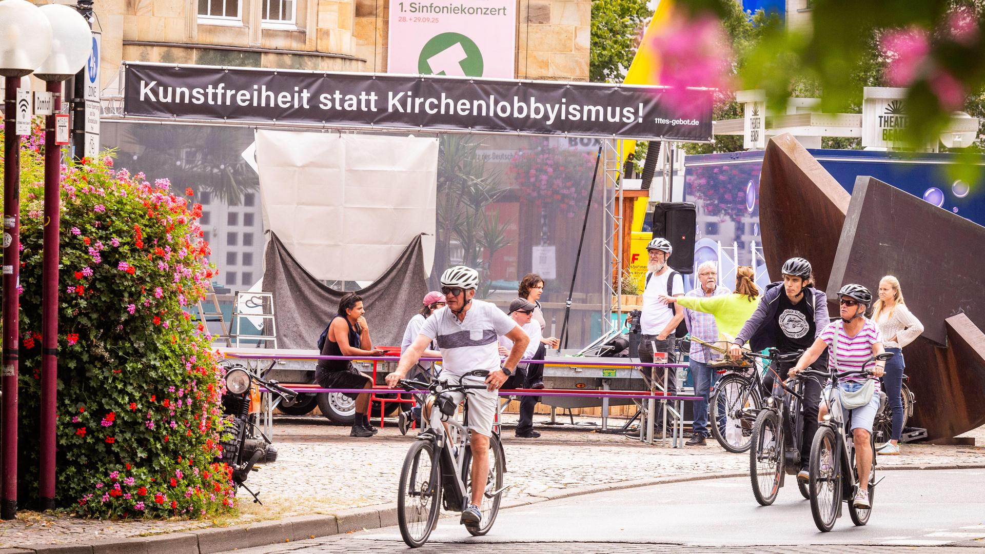 Der Streit um ein abgesagtes Theaterstück zur sexualisierten Gewalt in der katholischen Kirche in Deutschland sollte am Donnerstag in Osnabrück mit einer Demonstration auf die Straße getragen werden, es kamen jedoch kaum Teilnehmer. Der Streit um ein abgesagtes Theaterstück zur sexualisierten Gewalt in der katholischen Kirche in Deutschland sollte am Donnerstag in Osnabrück mit einer Demonstration auf die Straße getragen werden, es kamen jedoch kaum Teilnehmer.