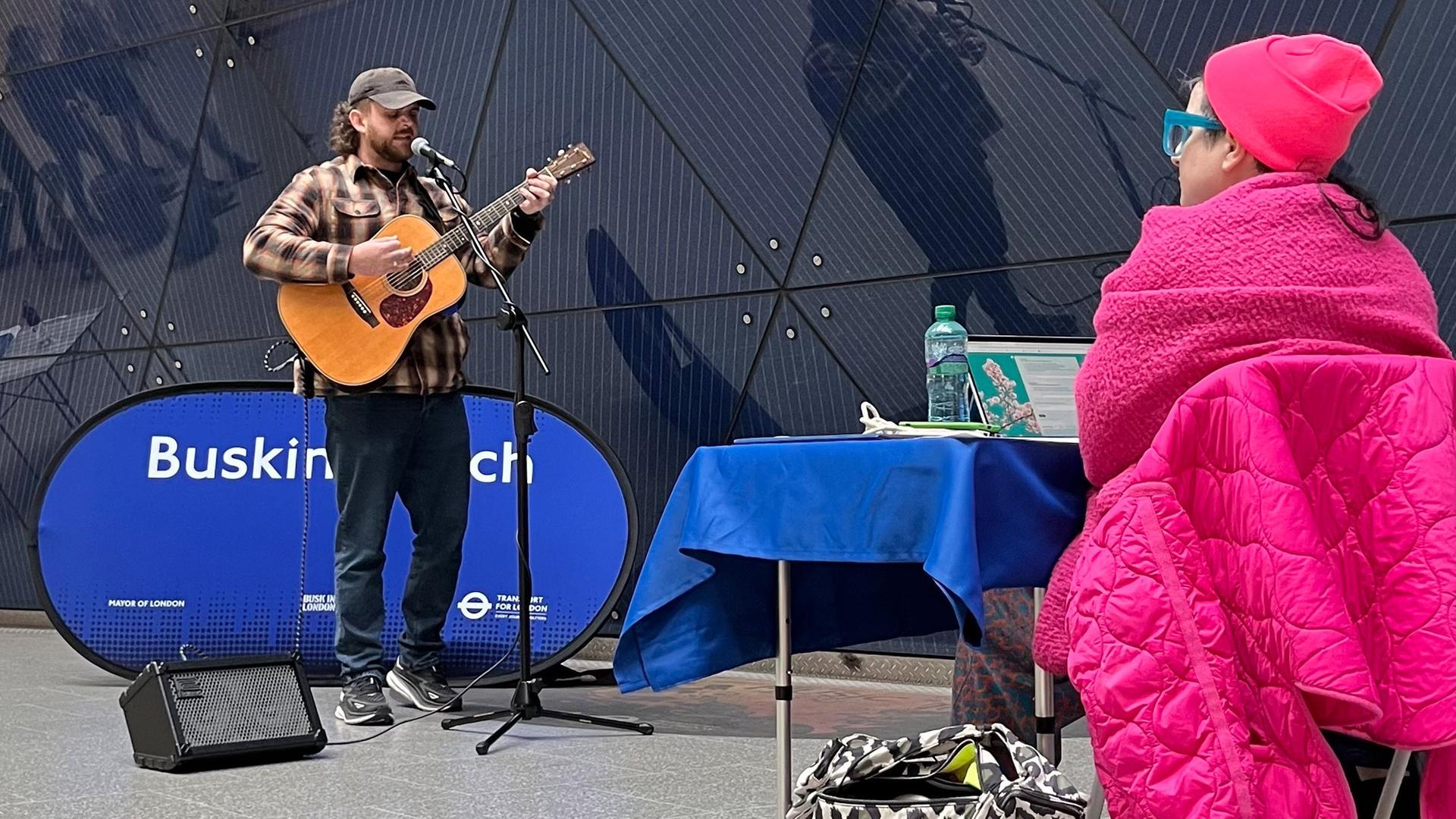 London: Musiker Nick Woods singt vor einer Jury bei einem Vorsingen im Londoner U-Bahnhof Southwark. London: Musiker Nick Woods singt vor einer Jury bei einem Vorsingen im Londoner U-Bahnhof Southwark.