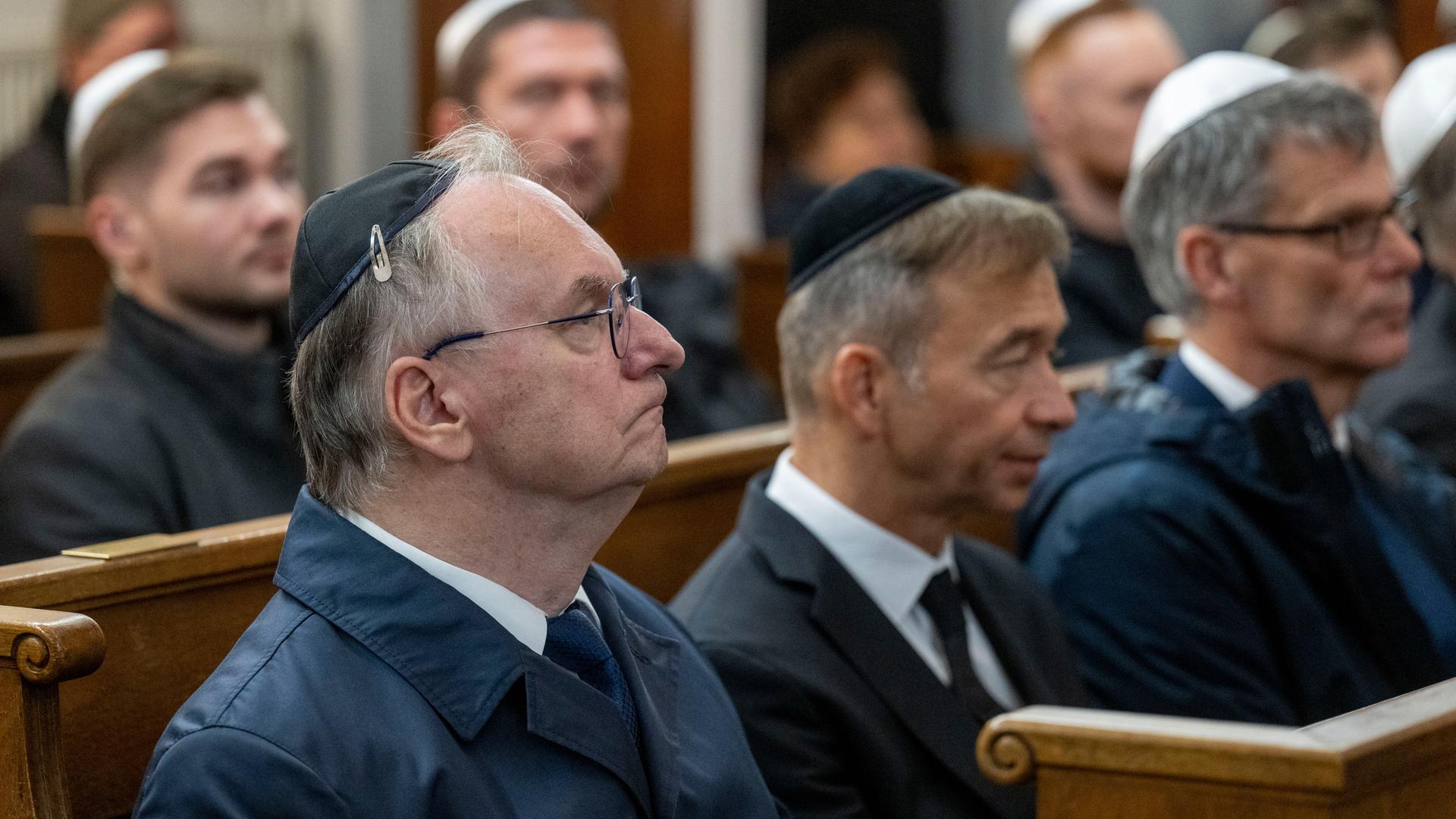 Die drei sitzen nebeneinander auf einer Bank der Synagoge und tragen Kippas; Haseloff im Vordergrund. Die drei sind von der seite fotografiert. Die drei sitzen nebeneinander auf einer Bank der Synagoge und tragen Kippas; Haseloff im Vordergrund. Die drei sind von der seite fotografiert.