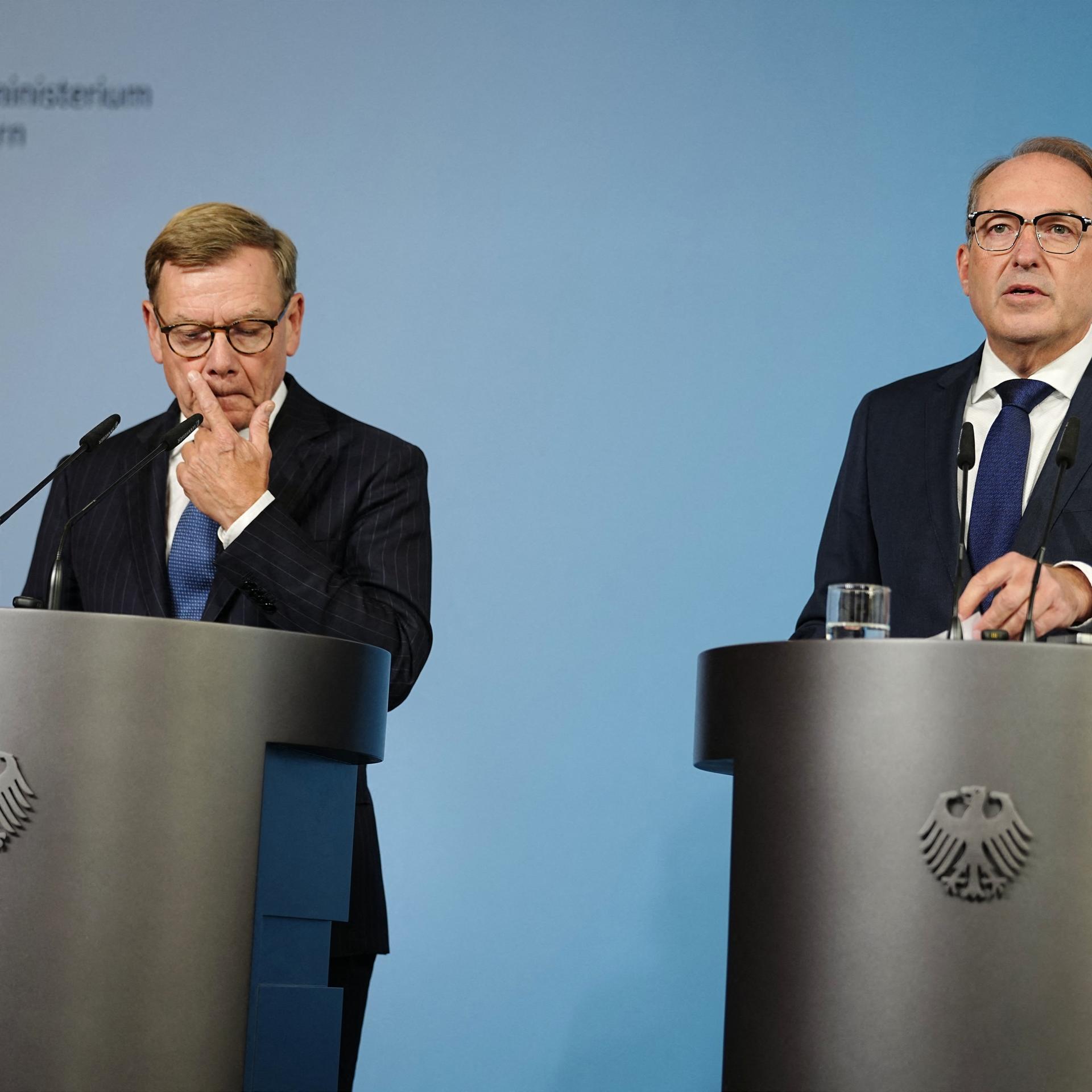 Johann Wadephul (l, CDU), Bundesaußenminister, und Alexander Dobrindt (CSU), Bundesinnenminister, geben eine Pressekonferenz zu den Entwicklungen im Fall der am Flughafen Leipzig/Halle gefundenen Sprengstoff-Drohne im Bundesinnenministerium. 