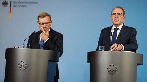 Johann Wadephul (l, CDU), Bundesaußenminister, und Alexander Dobrindt (CSU), Bundesinnenminister, geben eine Pressekonferenz zu den Entwicklungen im Fall der am Flughafen Leipzig/Halle gefundenen Sprengstoff-Drohne im Bundesinnenministerium. 