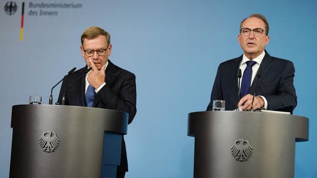 Johann Wadephul (l, CDU), Bundesaußenminister, und Alexander Dobrindt (CSU), Bundesinnenminister, geben eine Pressekonferenz zu den Entwicklungen im Fall der am Flughafen Leipzig/Halle gefundenen Sprengstoff-Drohne im Bundesinnenministerium. 