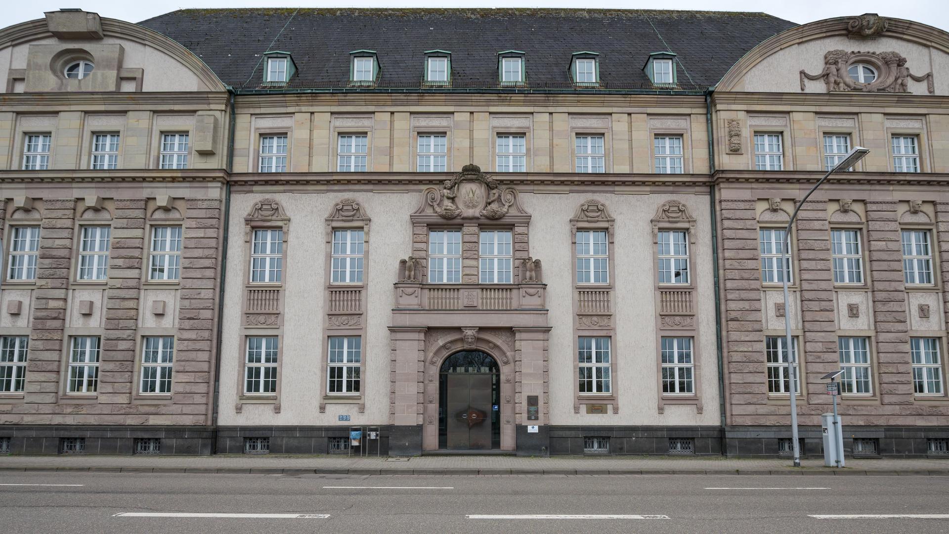 Das Gebäude des Landgerichts in Saarbrücken. Das Gebäude des Landgerichts in Saarbrücken.