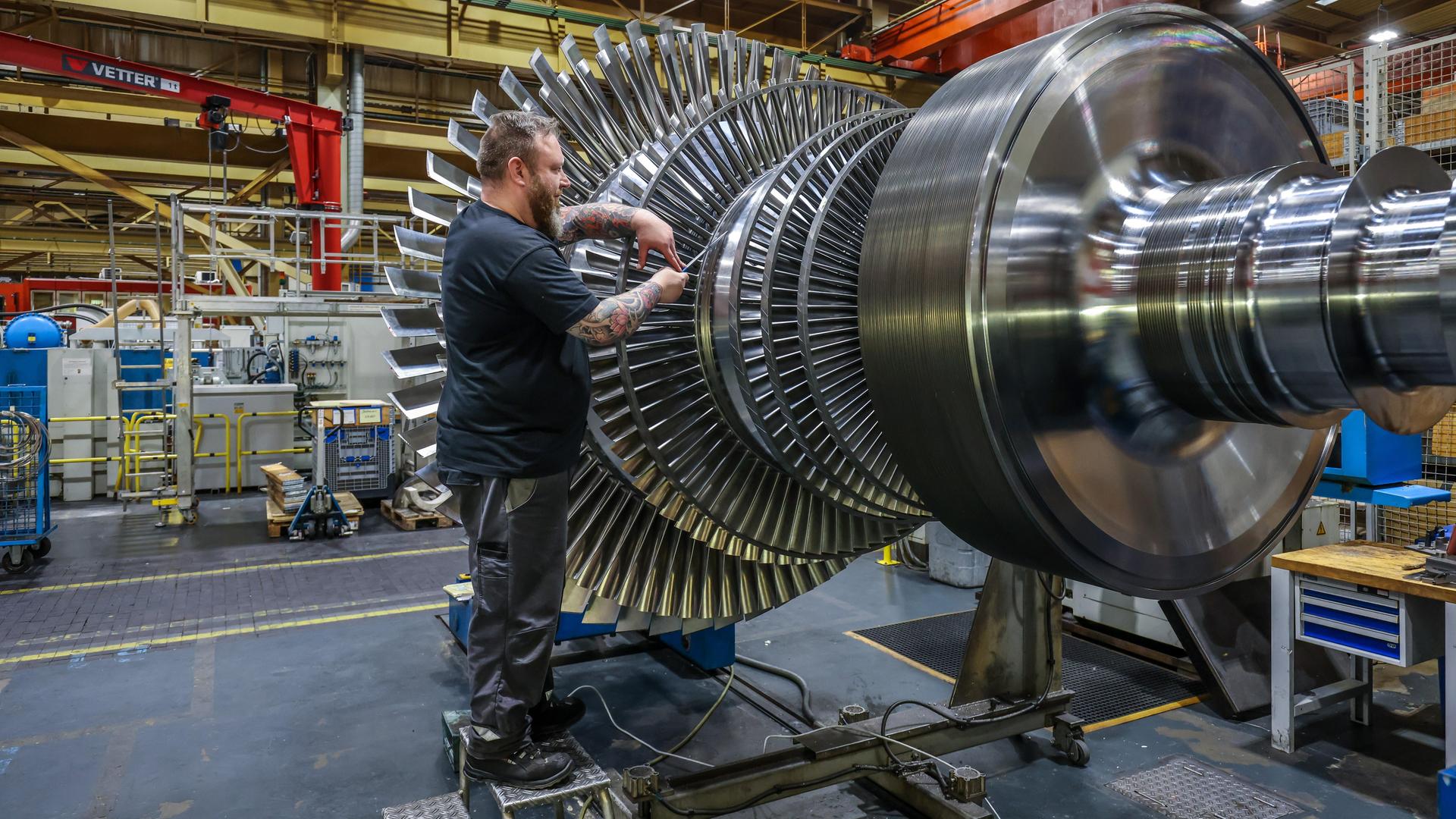 Beim Maschinenbaukonzern MAN arbeitet Industriemechaniker arbeitet an einer Dampfturbine.