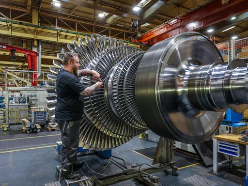 Beim Maschinenbaukonzern MAN arbeitet Industriemechaniker arbeitet an einer Dampfturbine.