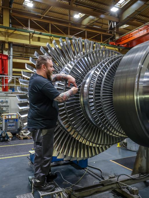 Beim Maschinenbaukonzern MAN arbeitet Industriemechaniker arbeitet an einer Dampfturbine.