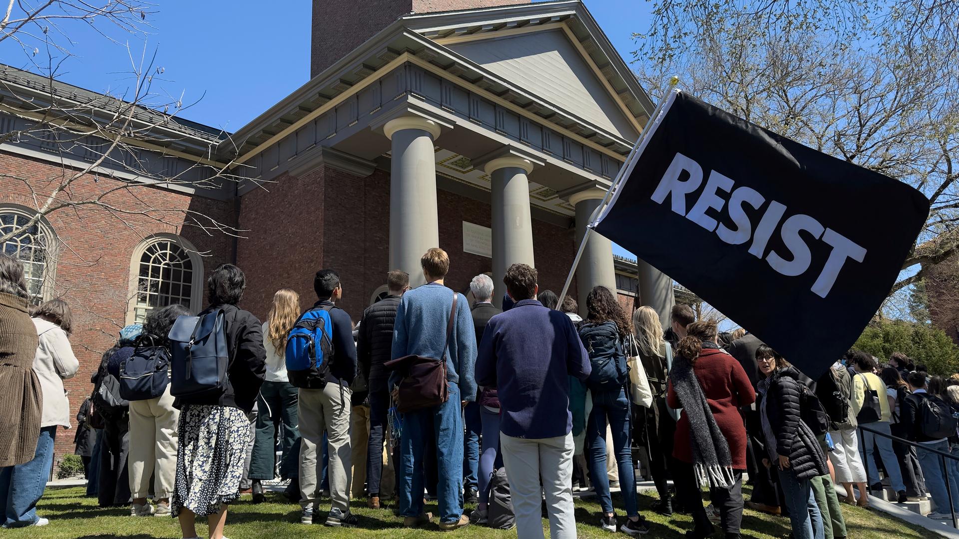 Proteste von Studierenden und Mitgliedern der Harvard University am 17. April 2025, in Cambridge, Massachusetts. Proteste von Studierenden und Mitgliedern der Harvard University am 17. April 2025, in Cambridge, Massachusetts.