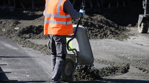 Sachsen, Wilsdruff: Straßenbauer sind auf einer Autobahn beschäftigt. 