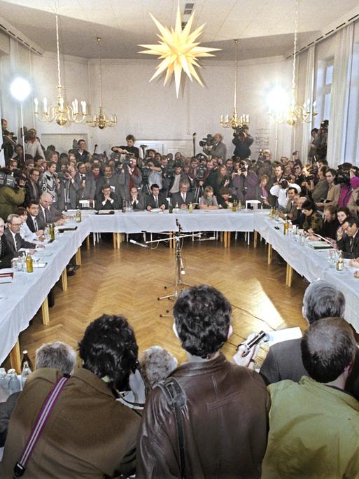 Ende 1989 wurde in Berlin der Runde Tisch eingerichtet. Es nahmen viele gesellschaftliche Gruppen teil. Es wurden Probleme diskutiert und Gesetze vorgeschlagen.