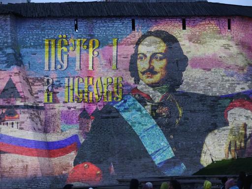 Ein Porträt von Peter dem Großen während einer Multimediashow, die im Rahmen der Veranstaltungen zum 350. Geburtstag des ersten russischen Zaren im Pskower Kremls stattfindet