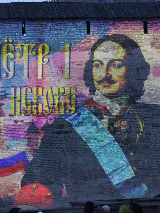 Ein Porträt von Peter dem Großen während einer Multimediashow, die im Rahmen der Veranstaltungen zum 350. Geburtstag des ersten russischen Zaren im Pskower Kremls stattfindet