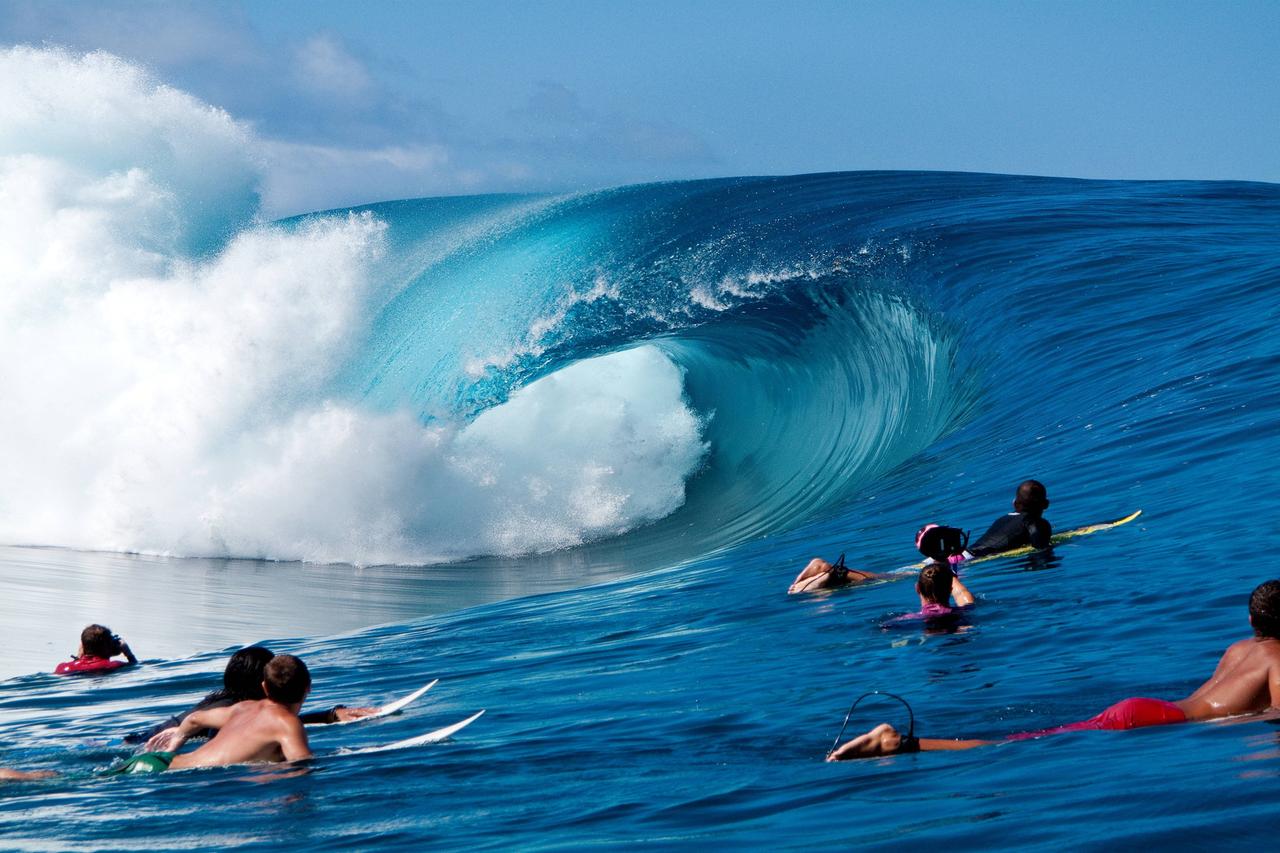 Surfers On Surfboard Watching A Perfect Wave Break At Teahupoo, Tahiti, Tahiti teahupoo French Polinesian PUBLICATIONxINxGERxSUIxAUTxONLY Copyright: FredxPompermayer POFR000208  