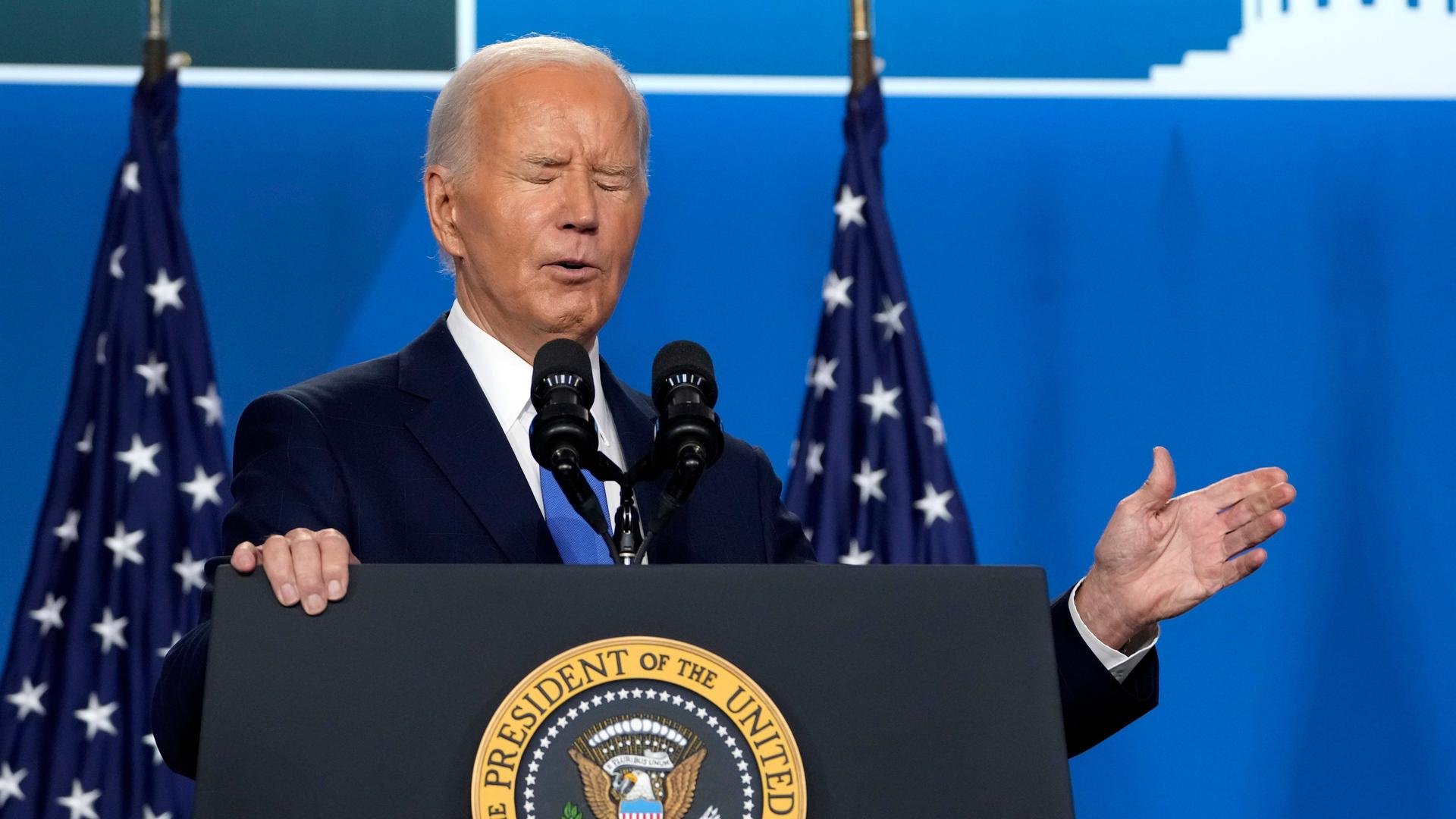 US-Präsident Joe Biden steht am Redner-Pult beim Nato-Gipfel und kneift die Augen zusammen.