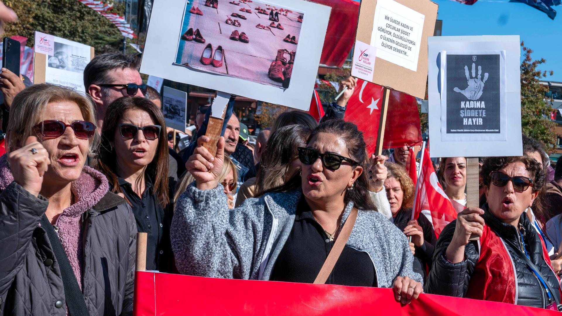 Frauen demonstrieren in Istanbul gegen Gewalt gegen Frauen.