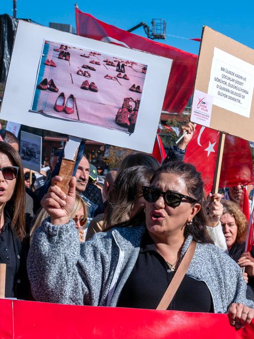 Frauen demonstrieren in Istanbul gegen Gewalt gegen Frauen.