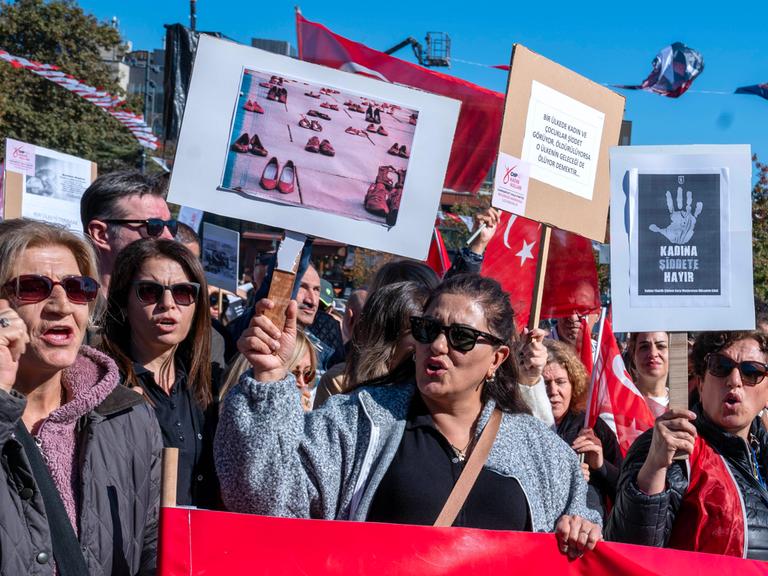 Frauen demonstrieren in Istanbul gegen Gewalt gegen Frauen.