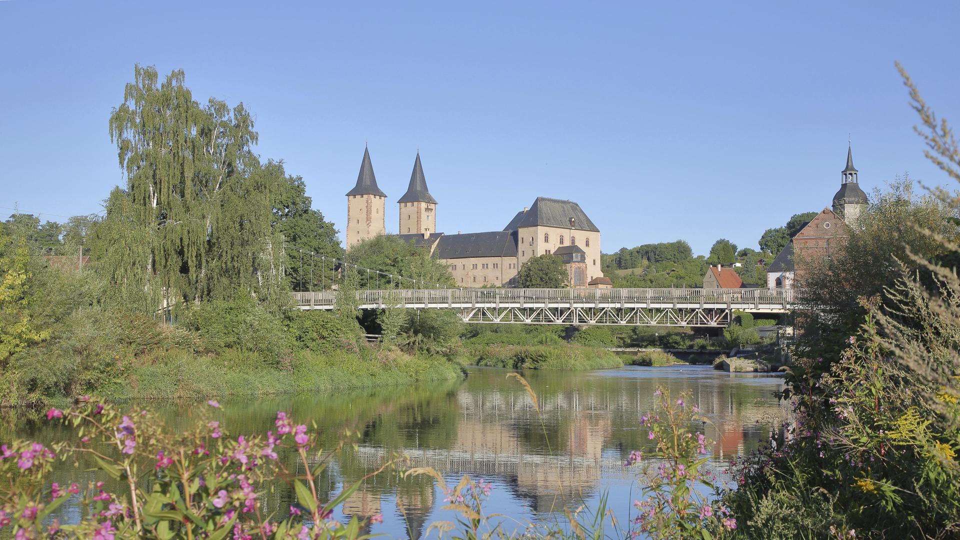 Schloss mit Zwillingstürme und Fußgängerbrücke über die Zwickauer Mulde, Fluss, Ufer mit Indisches Springkraut, Impatiens, Rochlitz, Sachsen, Deutschland Schloss mit Zwillingstürme und Fußgängerbrücke über die Zwickauer Mulde, Fluss, Ufer mit Indisches Springkraut, Impatiens, Rochlitz, Sachsen, Deutschland