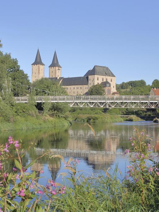 Schloss mit Zwillingstürme und Fußgängerbrücke über die Zwickauer Mulde, Fluss, Ufer mit Indisches Springkraut, Impatiens, Rochlitz, Sachsen, Deutschland