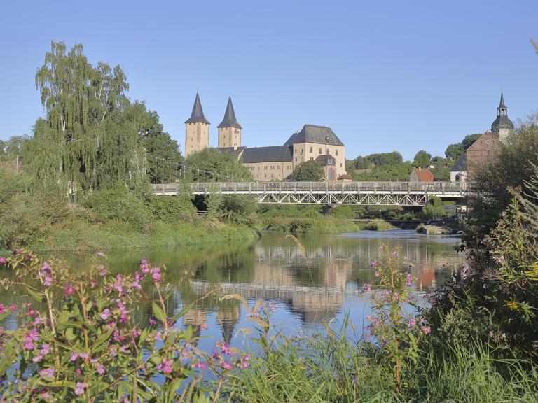 Schloss mit Zwillingstürme und Fußgängerbrücke über die Zwickauer Mulde, Fluss, Ufer mit Indisches Springkraut, Impatiens, Rochlitz, Sachsen, Deutschland