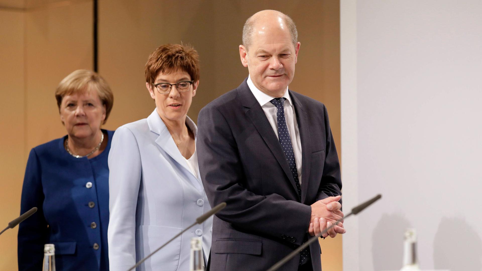 Olaf Scholz (SPD) und Annegret Kramp-Karrenbauer (CDU) mit der damaligen Bundeskanzlerin Angela Merkel (v.r.n.l.) im Jahr 2019. 