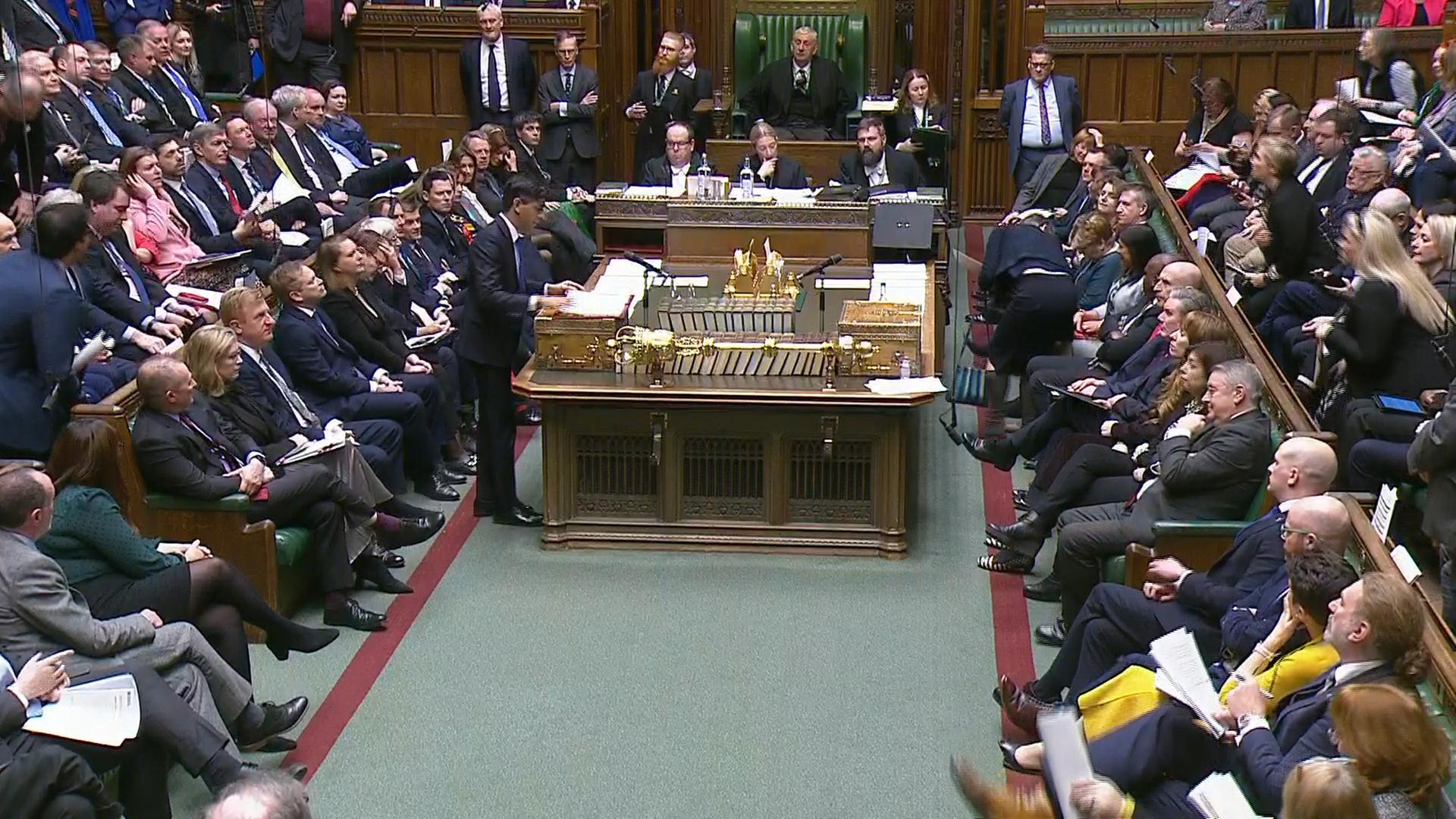 Premierminister Sunak spricht im britischen Unterhaus zu den Abgeordneten.