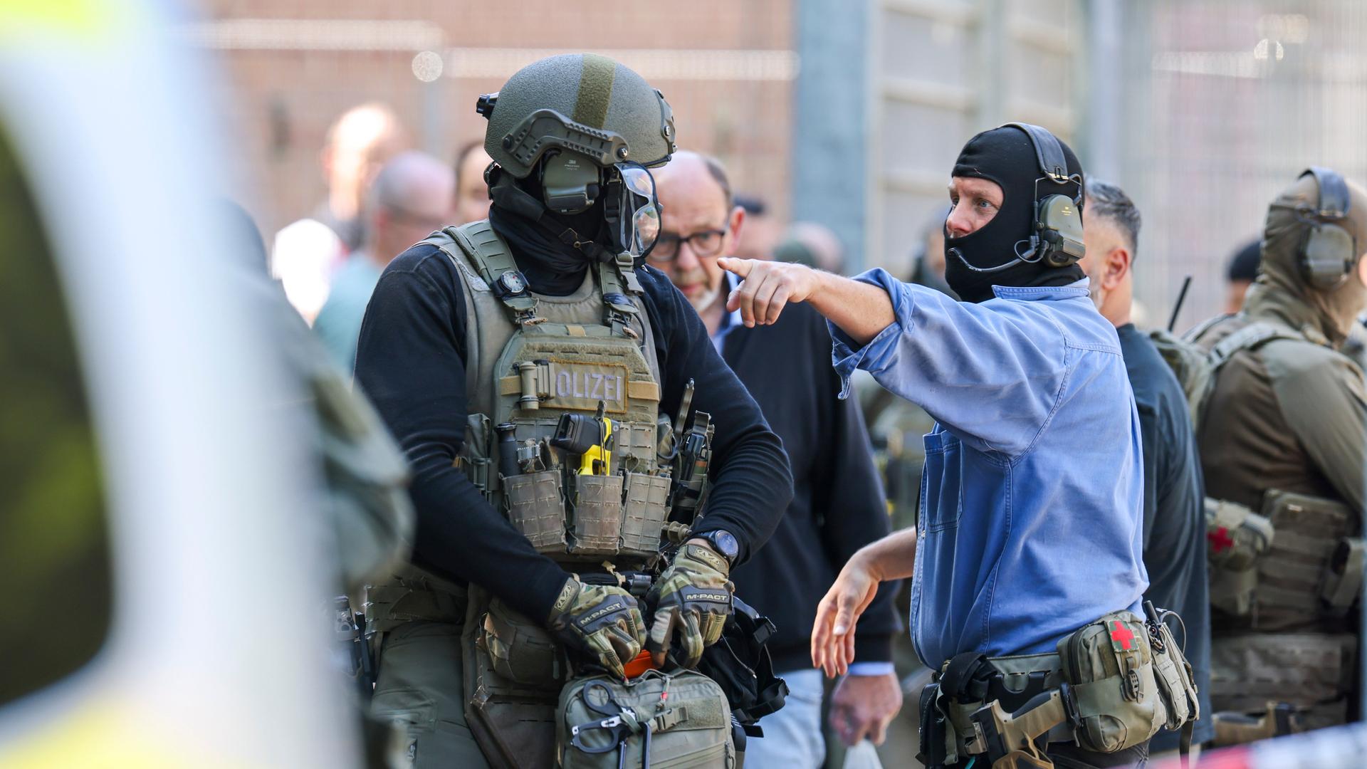 Spezialkräfte der Polizei sind nach Randalen in einer psychiatrischen Klinik im Einsatz. Spezialkräfte der Polizei sind nach Randalen in einer psychiatrischen Klinik im Einsatz.