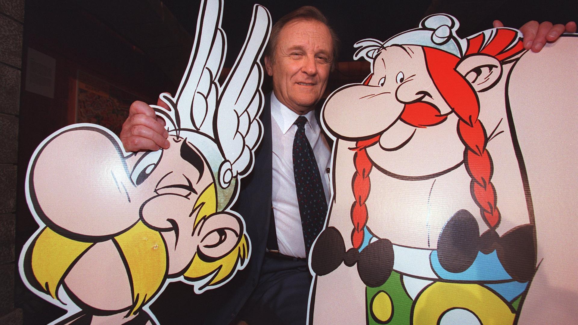 Archivbild: Es zeigt den französischen Zeichner Albert Uderzo. Der "Vater" der Comic-Legenden Asterix und Obelix steht zwischen seinen Figuren im Comic-Museum von Angouleme.