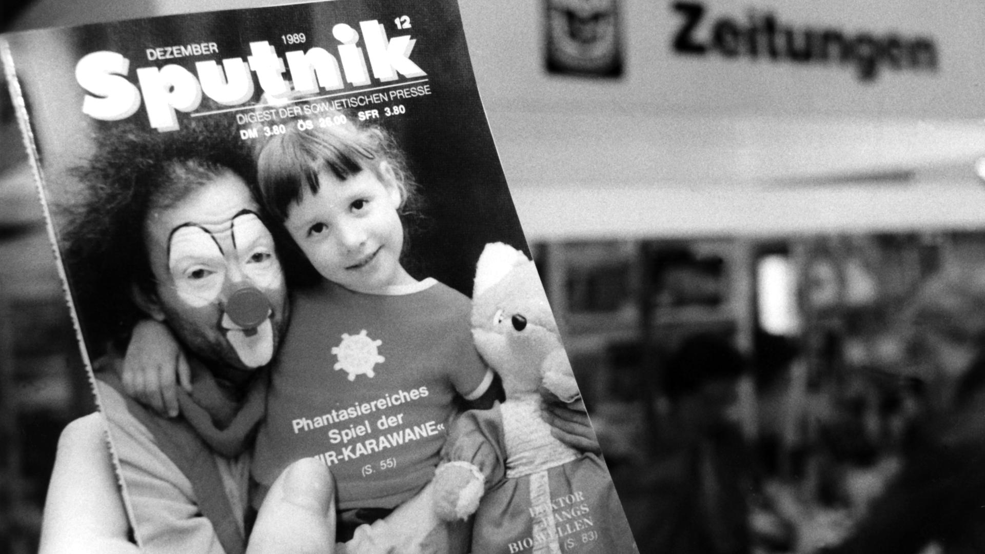 Schwarzweißaufnahme des Magazins Sputnik. Auf dem Cover sind Clown und ein kleines Mädchen zu sehen.