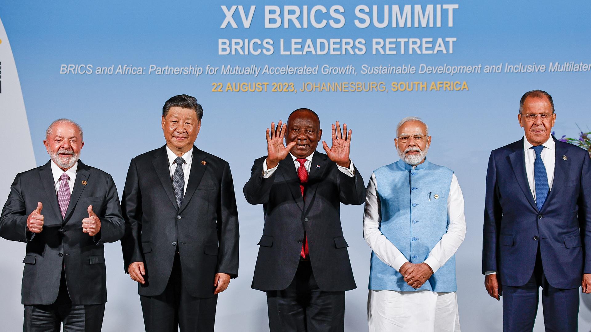 Das Foto zeigt Luiz Inacio Lula da Silva (l-r), Präsident von Brasilien, Xi Jinping, Präsident von China, Cyril Ramaphosa, Präsident von Südafrika, Narendra Modi, Premierminister von Indien, und Sergej Lawrow, Außenminister von Russland.