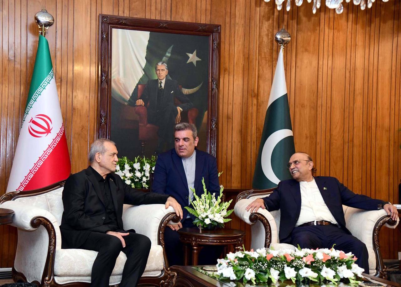 Präsident Asif Ali Zardari trifft sich in Islamabad, Pakistan, mit Dr. Masoud Pezeshkian, dem Präsidenten der Islamischen Republik Iran. Präsident Asif Ali Zardari trifft sich in Islamabad, Pakistan, mit Dr. Masoud Pezeshkian, dem Präsidenten der Islamischen Republik Iran.