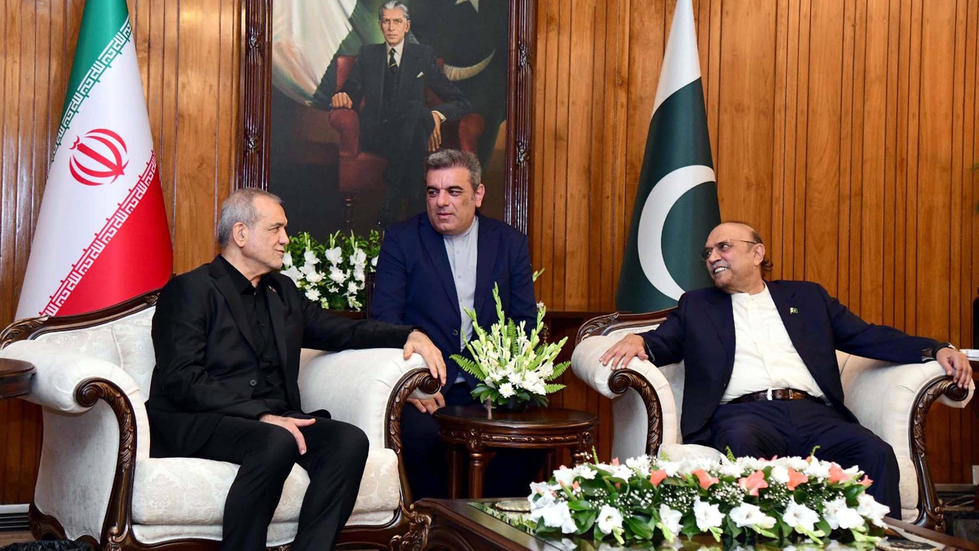Präsident Asif Ali Zardari trifft sich in Islamabad, Pakistan, mit Dr. Masoud Pezeshkian, dem Präsidenten der Islamischen Republik Iran.
