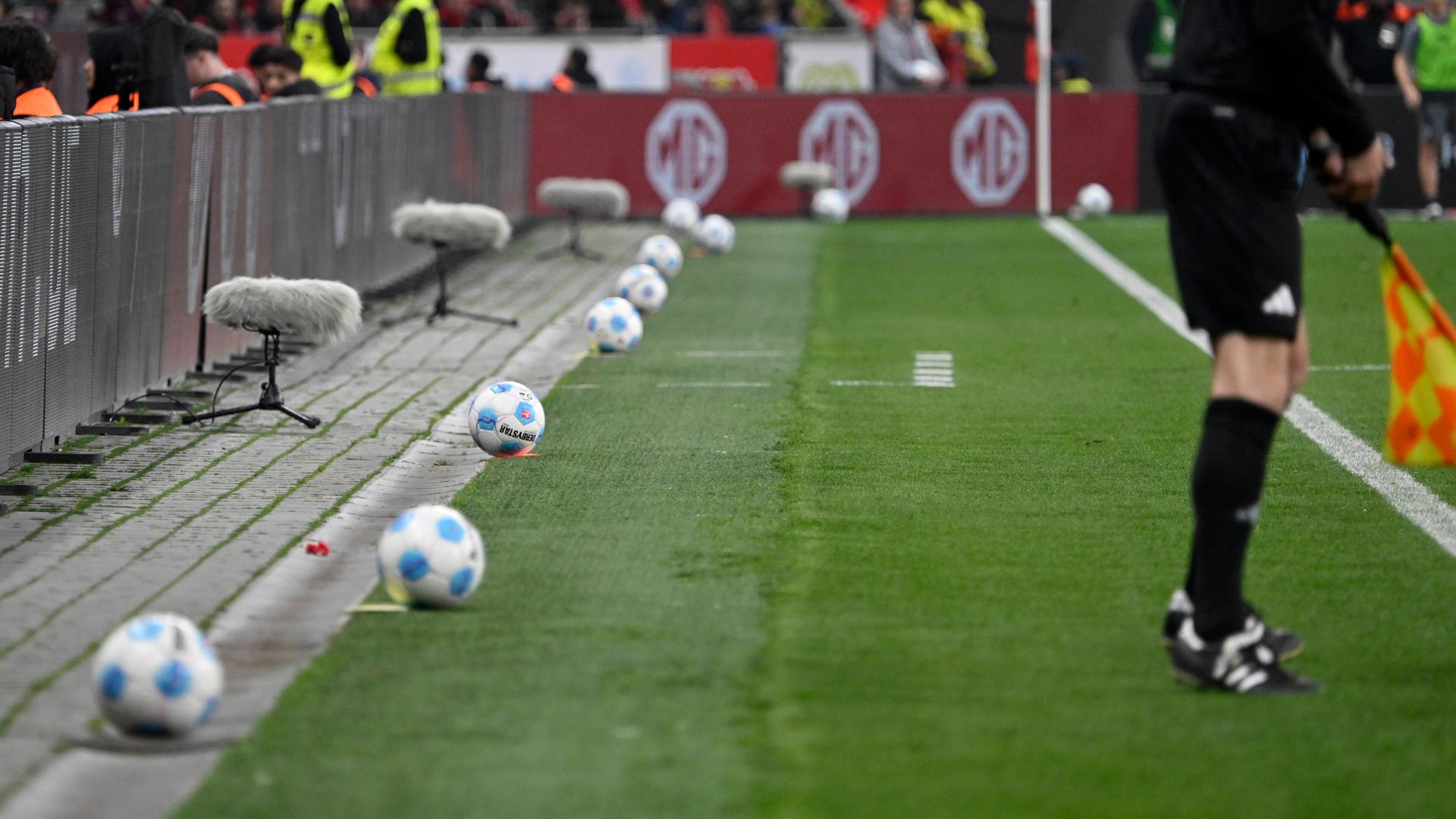 Bälle am Spielfeldrand bei einem Bundesligaspiel