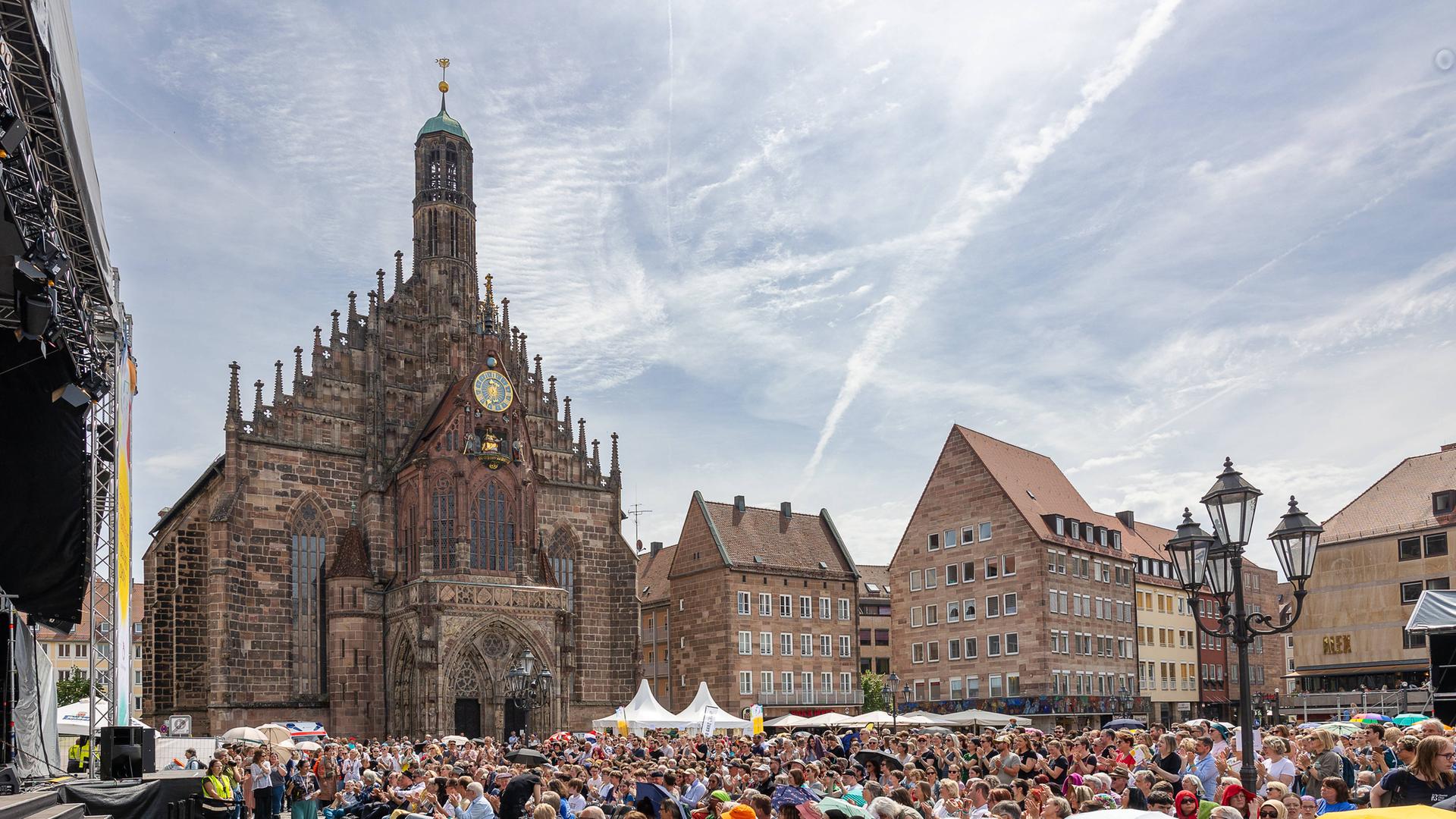 Blick auf einen sommerlichen, dicht besetzten Platz in der Altstadt von Nürnberg mit seinen markanten historischen Gebäuden. Blick auf einen sommerlichen, dicht besetzten Platz in der Altstadt von Nürnberg mit seinen markanten historischen Gebäuden.