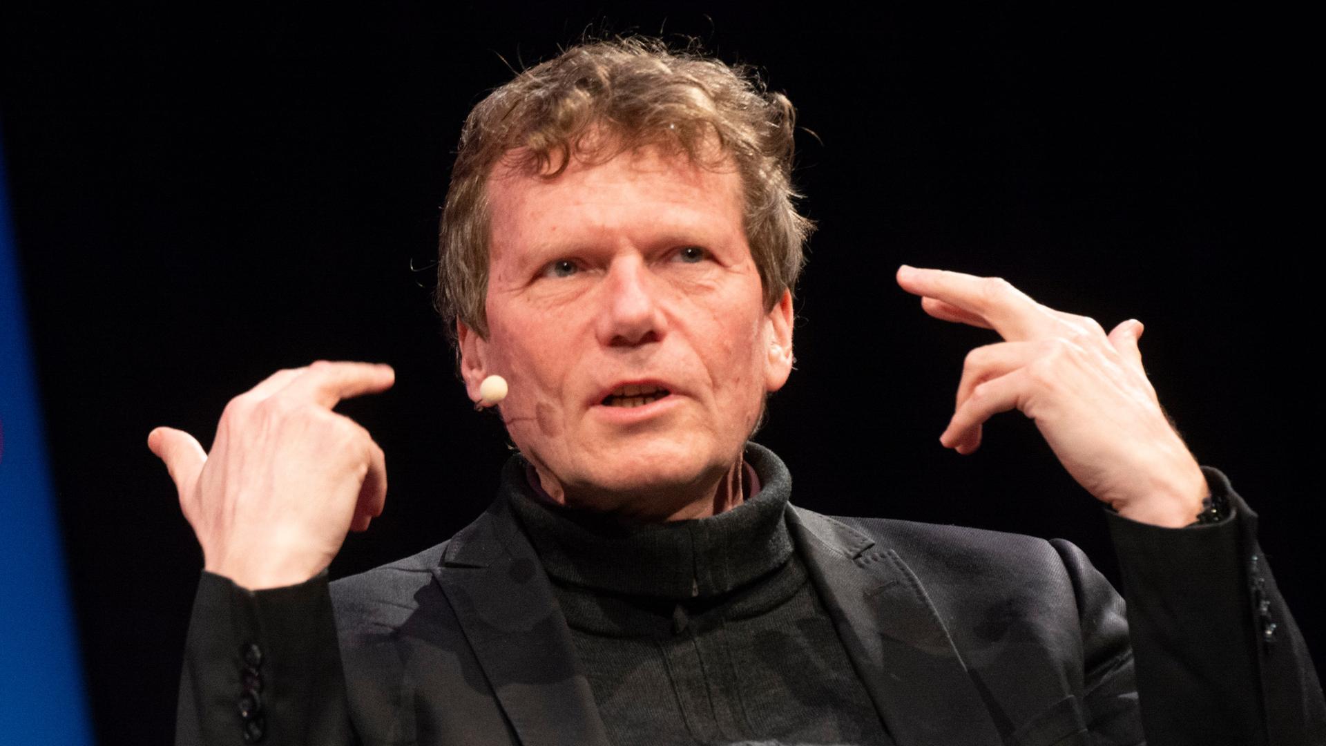 Hartmut Rosa nimmt an einem Podiumsgespräch teil. Hartmut Rosa nimmt an einem Podiumsgespräch teil.