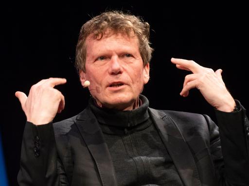 Hartmut Rosa nimmt an einem Podiumsgespräch teil.