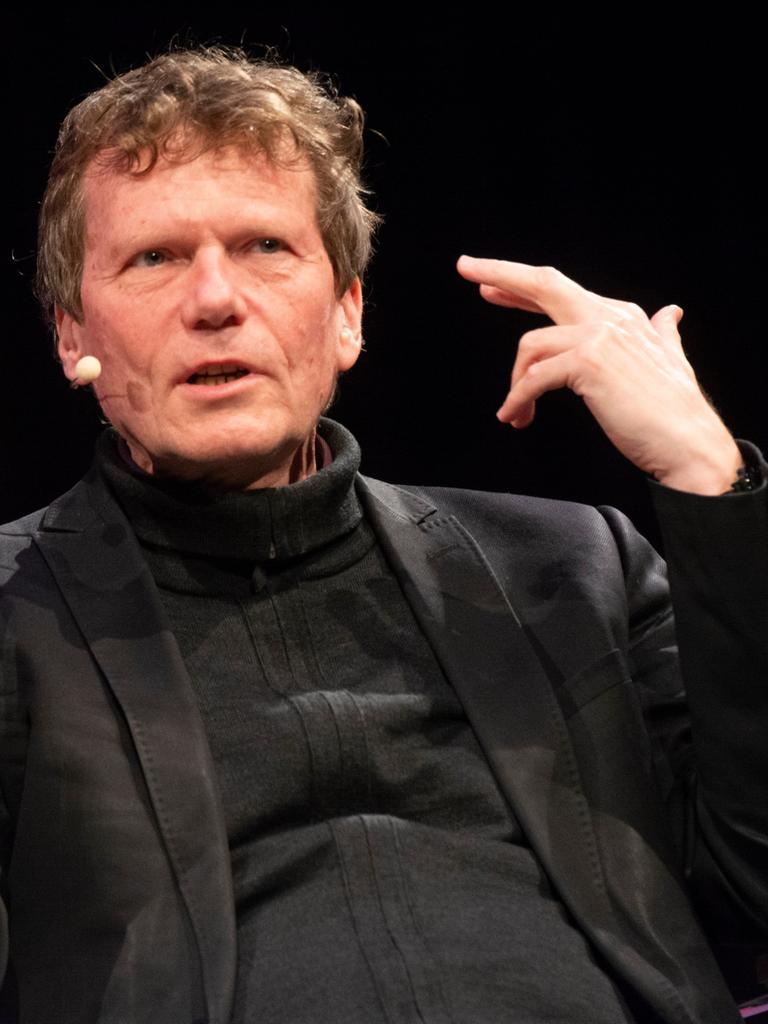 Hartmut Rosa nimmt an einem Podiumsgespräch teil.