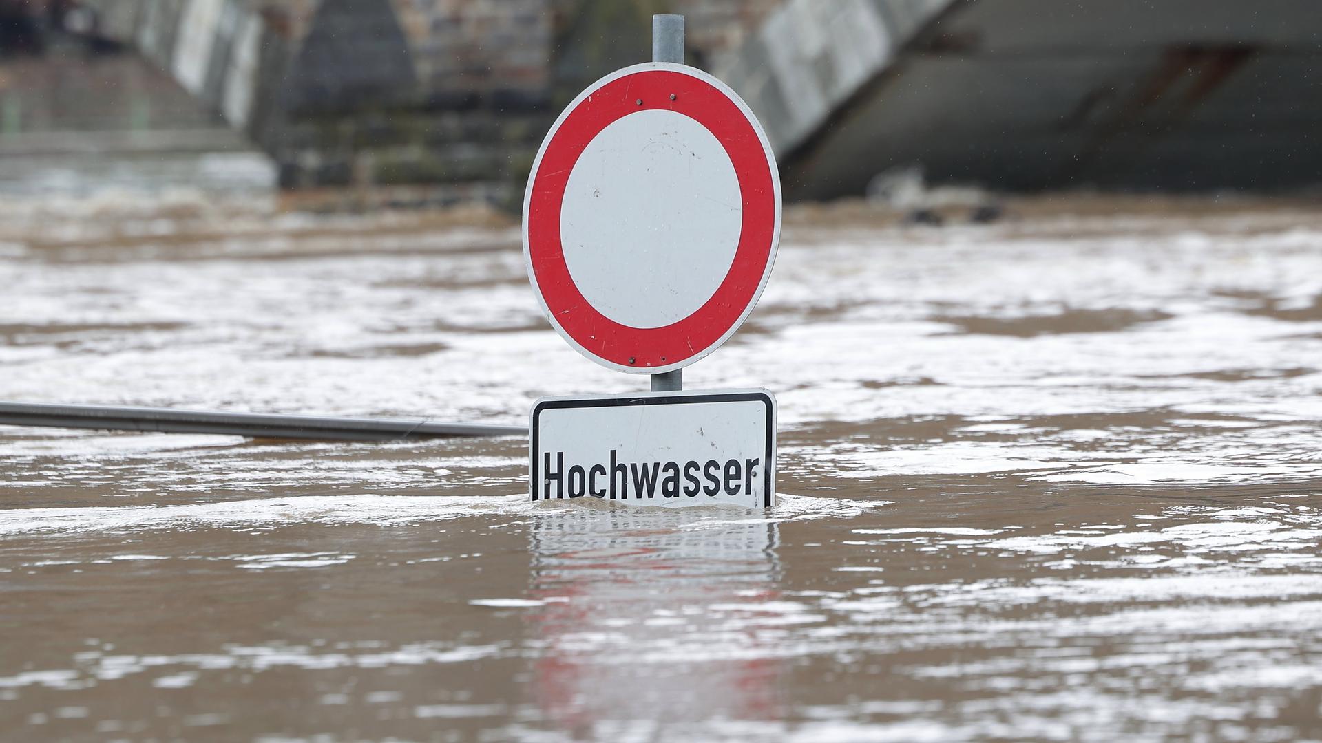 Ein Hochwasser-Warnschild ist von der Mosel nahezu überflutet.