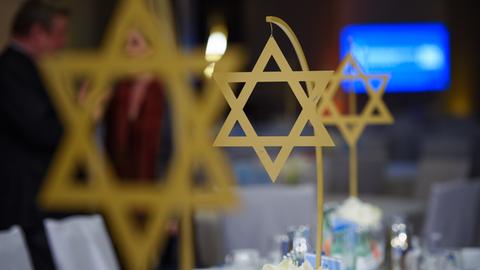 Davidsterne stehen auf dem Gemeindetag des Zentralrat der Juden in Deutschland im Intercontinental Hotel auf den Tischen der Gäste.