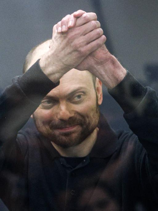 Der russische Oppositionspolitiker Wladimir Kara-Mursa hält 2023 seine zum Handschlag geballten Hände in die Höhe - bei einer Anhörung  zu einem Berufungsverfahren gegen sein Urteil zu 25 Jahren Haft in einer Hochsicherheitsgefängnis. Das Gericht wies seine Berufung ab