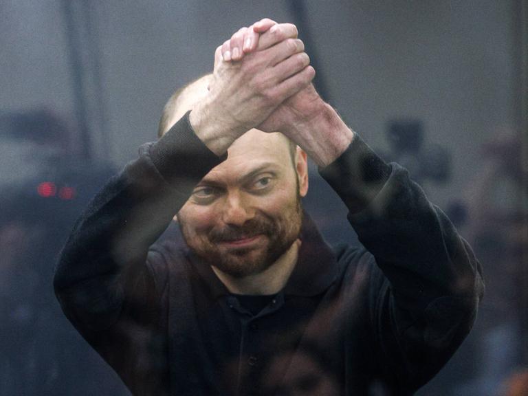 Der russische Oppositionspolitiker Wladimir Kara-Mursa hält 2023 seine zum Handschlag geballten Hände in die Höhe - bei einer Anhörung  zu einem Berufungsverfahren gegen sein Urteil zu 25 Jahren Haft in einer Hochsicherheitsgefängnis. Das Gericht wies seine Berufung ab