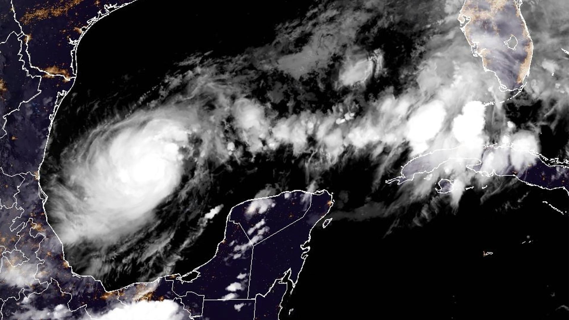 Dieses Satellitenbild der National Oceanic and Atmospheric Administration (NOAA), zeigt den Hurrikan Milton, der sich am Sonntag schnell verstärkte und auf dem besten Weg ist, ein schwerer Hurrikan zu werden.