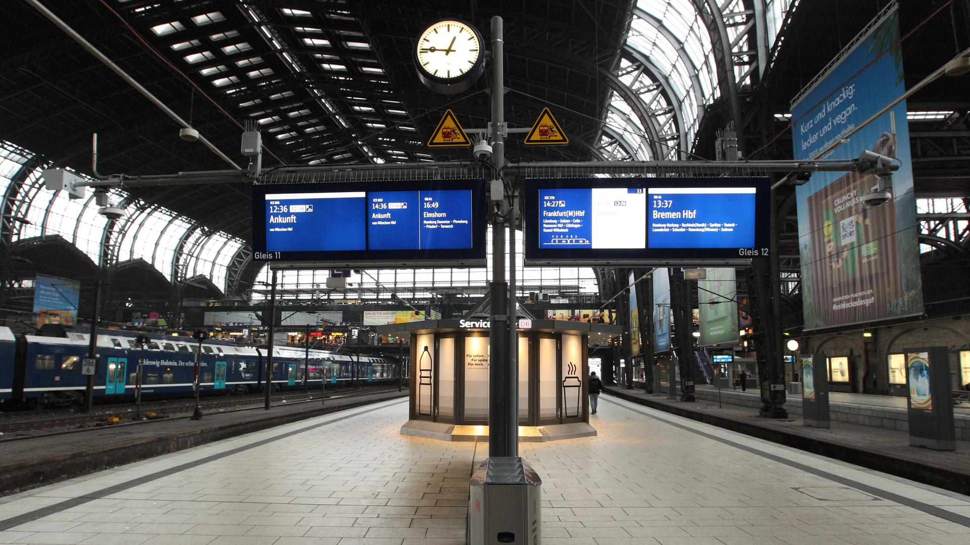 Ein Bahnsteig des Hamburger Hauptbahnhofs. Aufgrund eines Streiks der Lokführer ist er menschenleer.