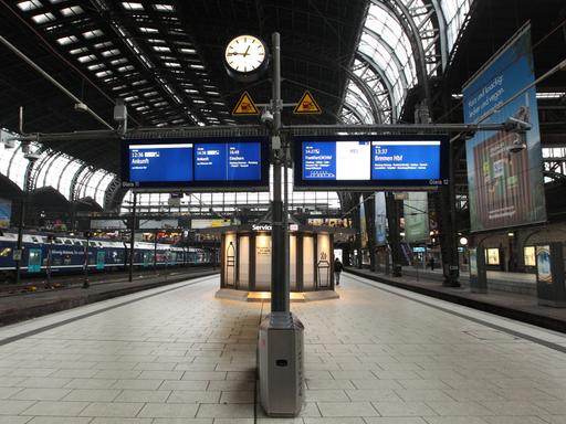 Ein Bahnsteig des Hamburger Hauptbahnhofs. Aufgrund eines Streiks der Lokführer ist er menschenleer.