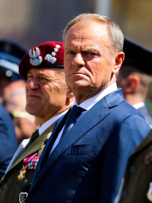 Premierminister Donald Tusk bei den Feierlichkeiten zum 80. Jahrestag der Schlacht von Monte Cassino auf dem Hauptplatz in Krakau in Polen.