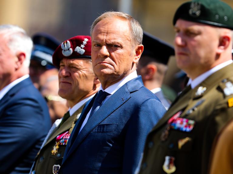 Premierminister Donald Tusk bei den Feierlichkeiten zum 80. Jahrestag der Schlacht von Monte Cassino auf dem Hauptplatz in Krakau in Polen.