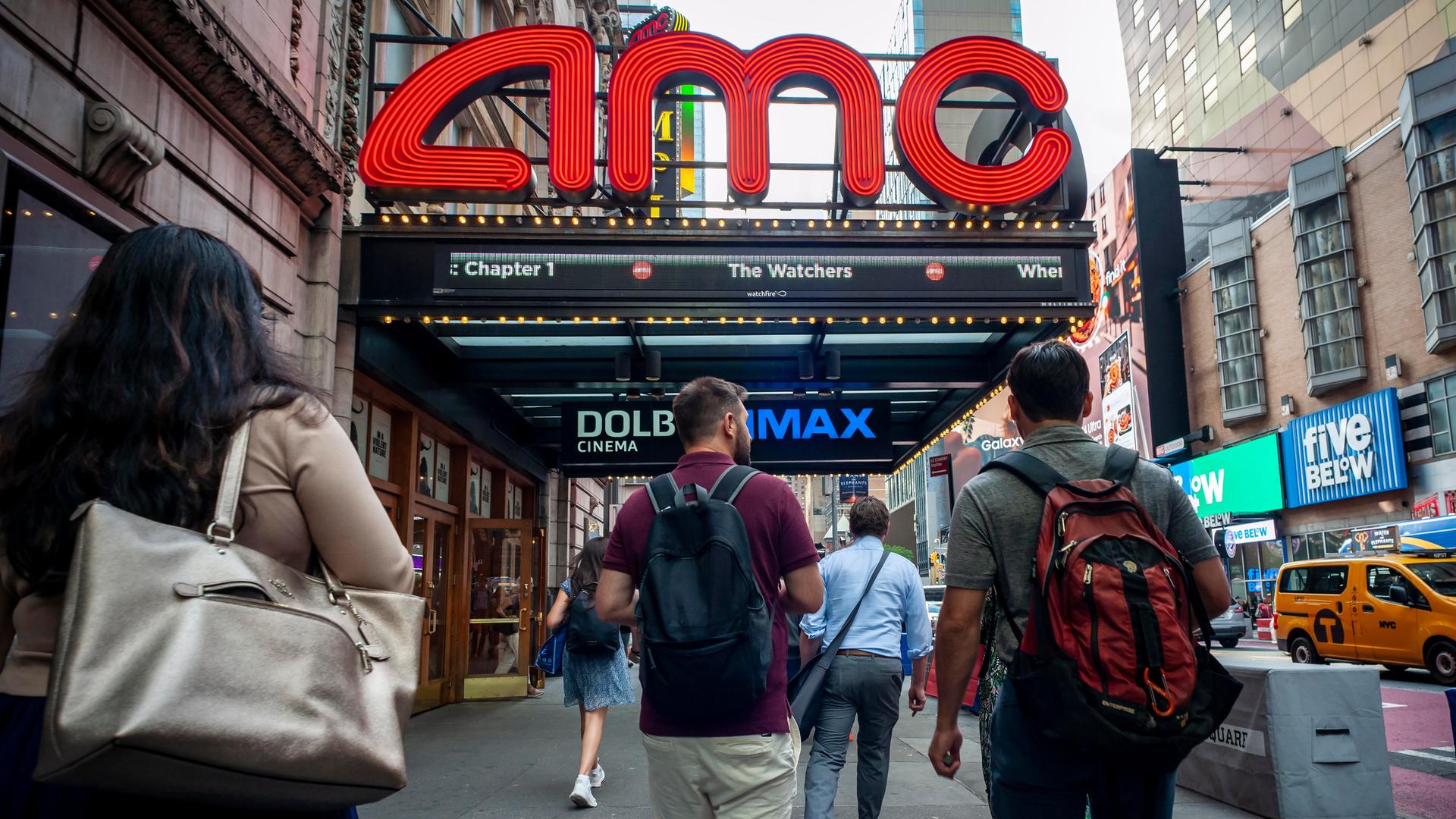 Seitliche Außenansicht des AMC Empire 25 Kinos am Times Square in New York City, USA Seitliche Außenansicht des AMC Empire 25 Kinos am Times Square in New York City, USA
