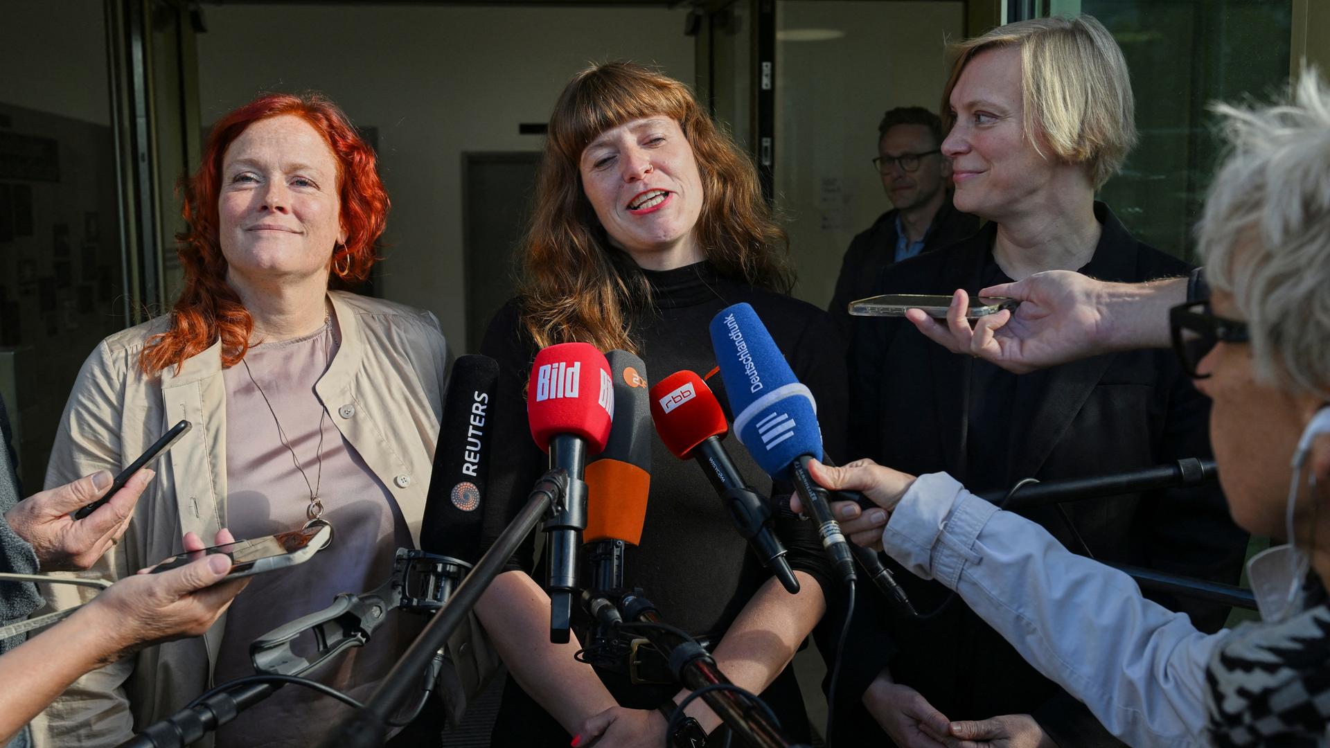 Berlin:) unterhalten sich vor einem Treffen der Linken mit Vertretern von SPD und Bündnis 90/Die Grünen mit Journalisten. Berlin:) unterhalten sich vor einem Treffen der Linken mit Vertretern von SPD und Bündnis 90/Die Grünen mit Journalisten.