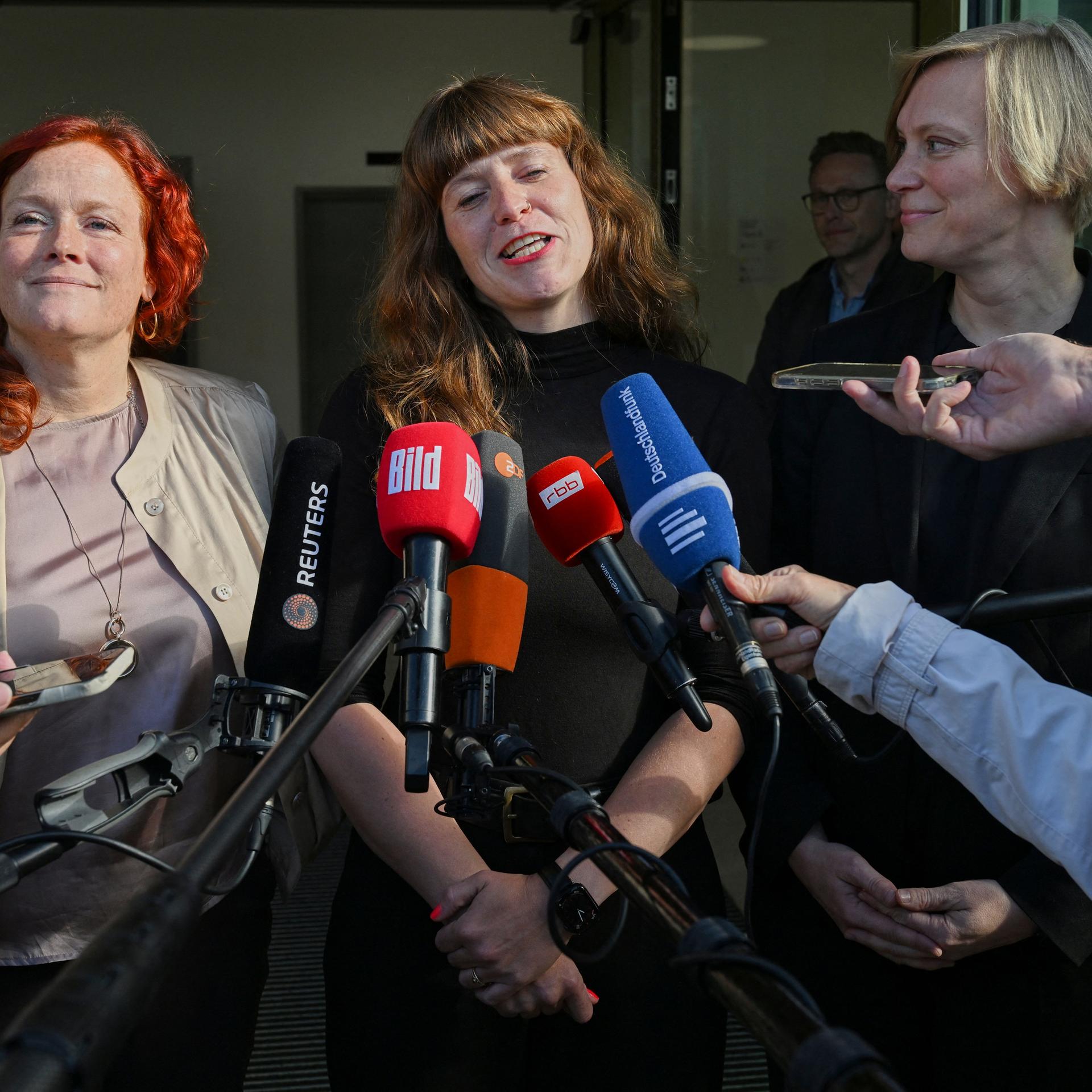 Berlin: Bettina König (SPD, l-r), Kerstin Wolter (Die Linke) und Nina Stahr (Bündnis 90/Die Grünen) unterhalten sich vor einem Treffen der Linken mit Vertretern von SPD und Bündnis 90/Die Grünen mit Journalisten. 