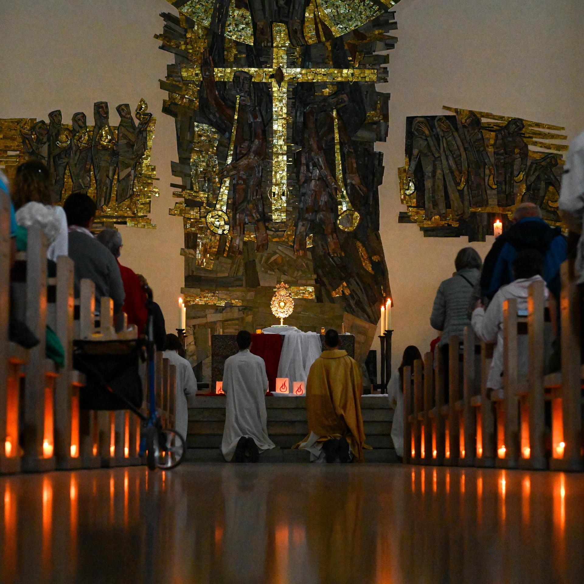 "Tauf-Boom" in Frankeich - Warum sich immer mehr junge Menschen taufen lassen