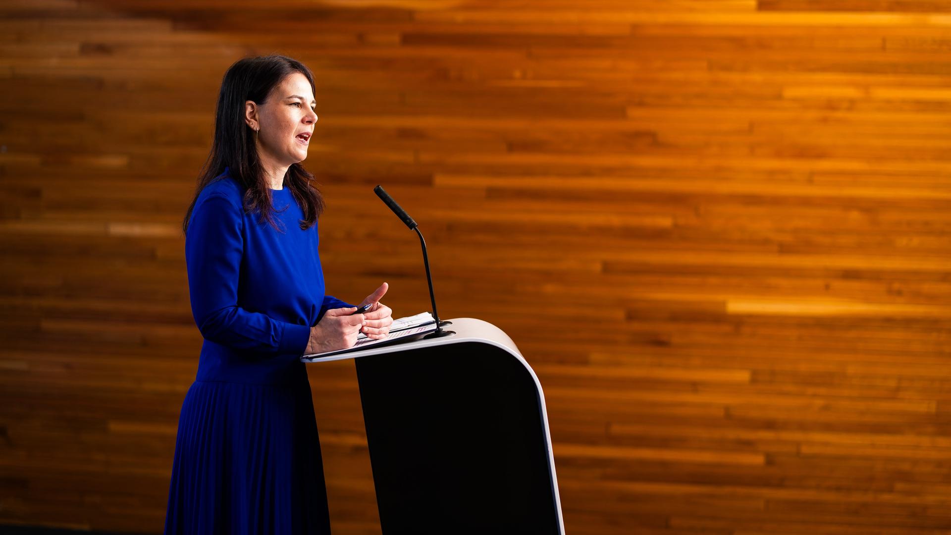 Annalena Baerbock, Präsidentin der UNO-Vollversammlung, steht im Gebäude des Europäischen Parlaments und spricht. Annalena Baerbock, Präsidentin der UNO-Vollversammlung, steht im Gebäude des Europäischen Parlaments und spricht.